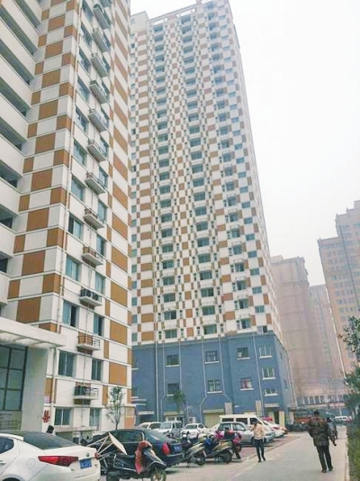 郑州中基都市春天小区的公租房一直在闲置,楼下门面房已营业很长时间。