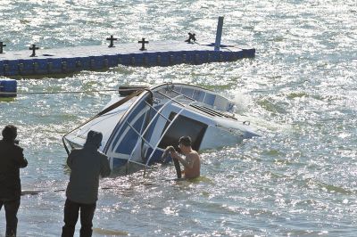 郑州龙湖1号巡逻艇被冻烂沉船龙湖 两时捞出沉船