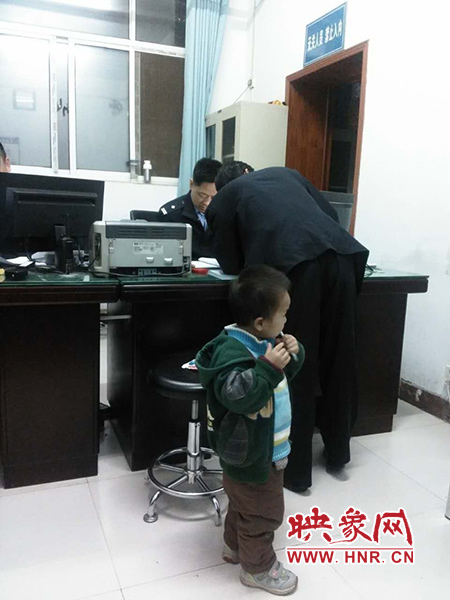 被抱到警务室的男童