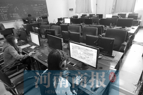 郑州黄河护理职业学院的微机室内，一女学生正在打游戏