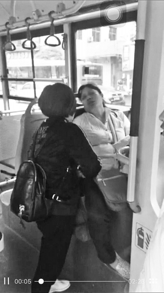 女子在公交车上对突发心脏病的乘客施救