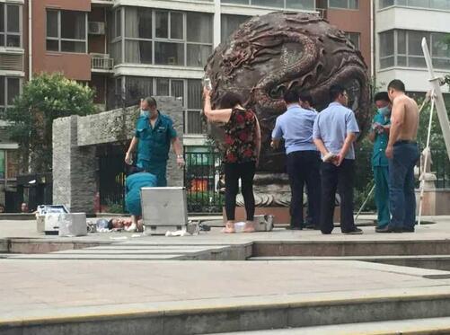 郑州一5岁男孩小区喷泉嬉水 遭电击身亡
