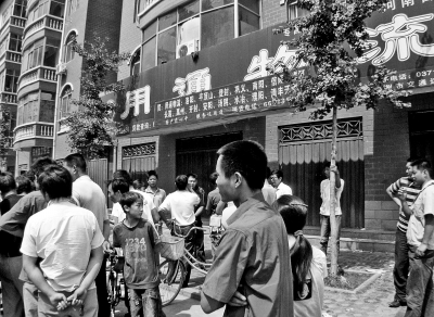 郑州市一家物流公司跑了，货主围在门口讨说法。