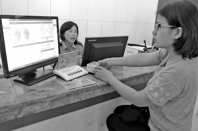 濮阳女孩在郑州丰产路公安分局户籍室采集指纹