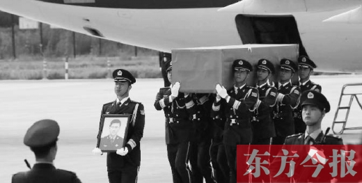 运送烈士灵柩的军机抵达新郑机场