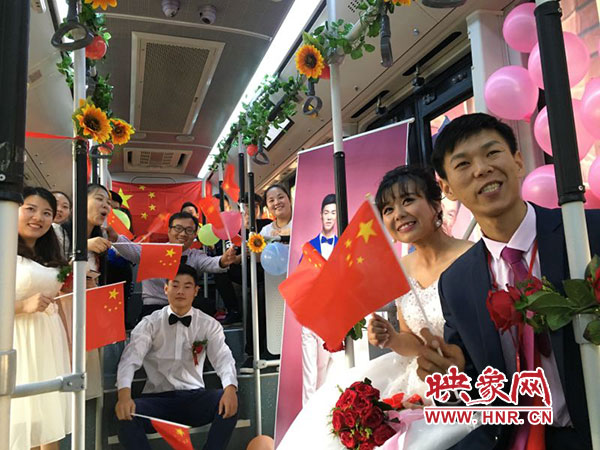 郑州公交车长驾驶公交车迎娶新娘