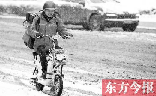 昨日大雪外卖小哥受欢迎 出租车不打表起步50元