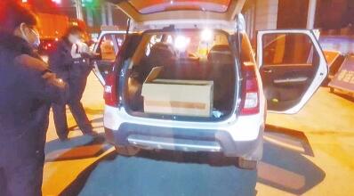 安阳高速交警截获贩婴车 一男婴被装纸盒藏后备箱