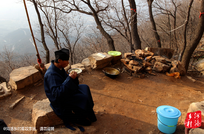 邻居有时候会拿这些废品下山，换取一些食物，对于老崔来说，既然出家就该安守清贫，捡破烂换好吃的，不是出家人该做的。他偷偷把邻居的一大包废品踢下了山，于是争吵并且打起了架。