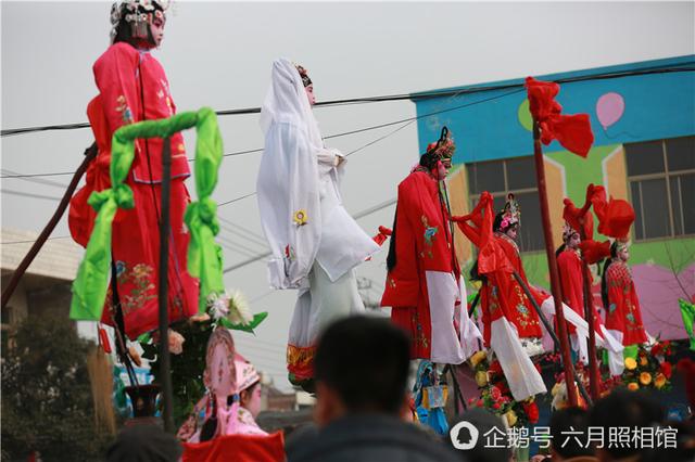 洛阳过年村里耍高抬 小演员吓哭好几次