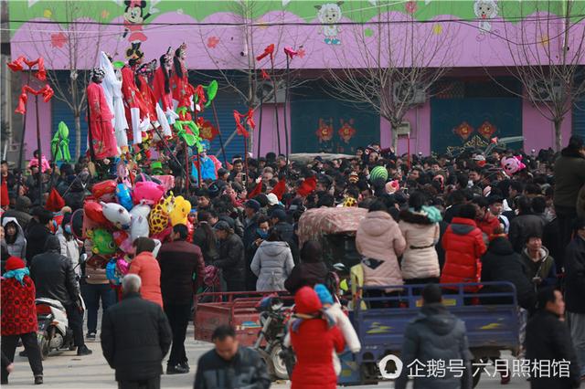 洛阳过年村里耍高抬 小演员吓哭好几次