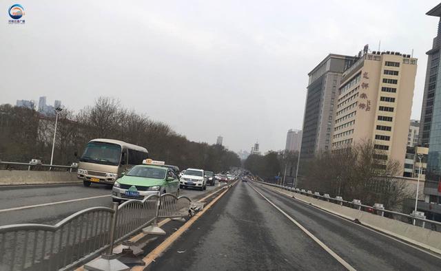郑州私家车撞毁十米护栏　司机抽着烟逆行下桥
