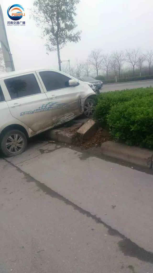 今晨郑州一辆面包车发生事故 撞断小树冲向花坛