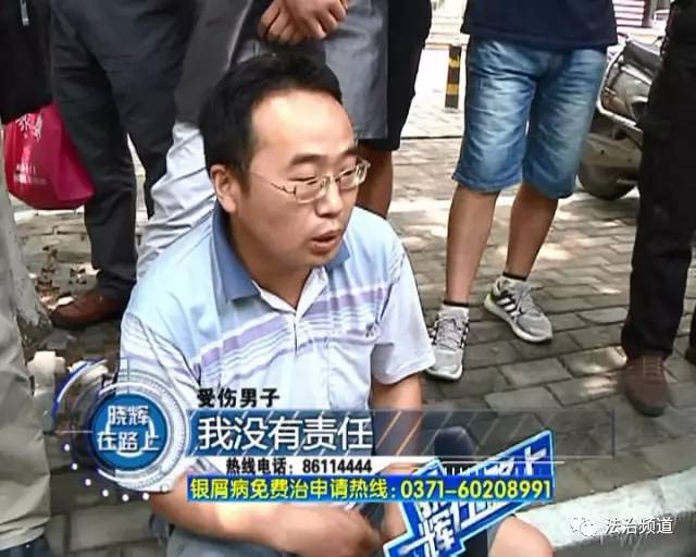 外卖小哥赶着时间送外卖 飘带“脱落”惹祸端