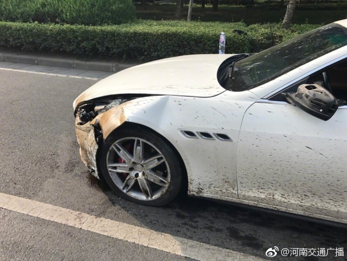 郑州街头玛莎拉蒂与电动车相撞 电车车主受伤送医