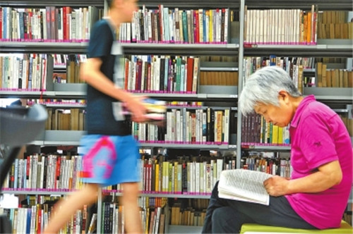 郑州图书馆每天2万人来读书 从早到晚座无虚席