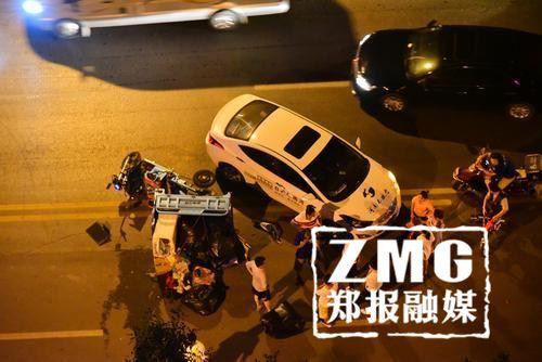 郑州街头深夜发生一起事故 一轿车将三轮撞翻在地