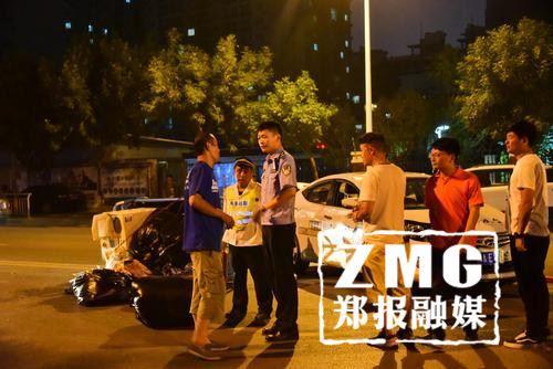郑州街头深夜发生一起事故 一轿车将三轮撞翻在地