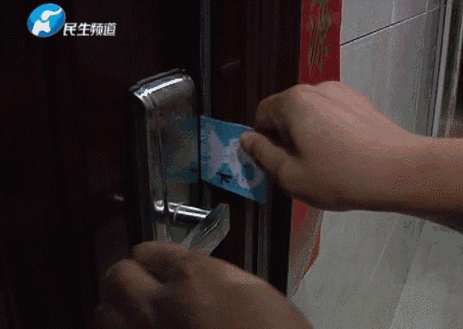 惊！一张卡片秒开防盗门 你家的门还安全吗？