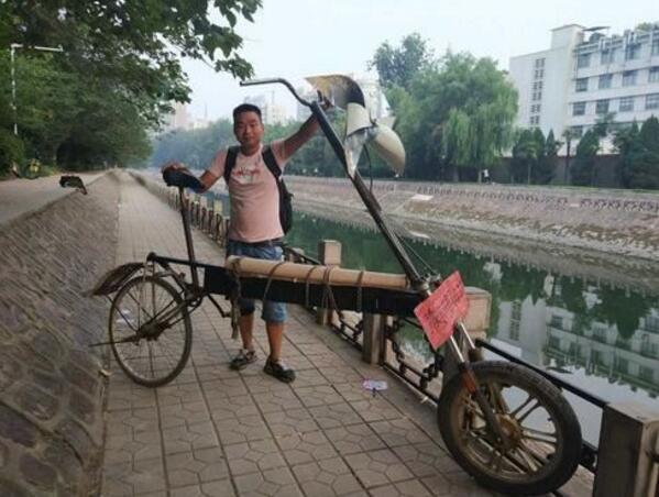 小伙自制40公斤重单车欲游全省 父亲一路跟随