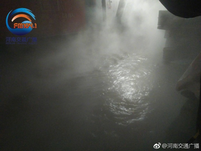 郑州一路口暖气管道爆管 消防员趟60度热水救人