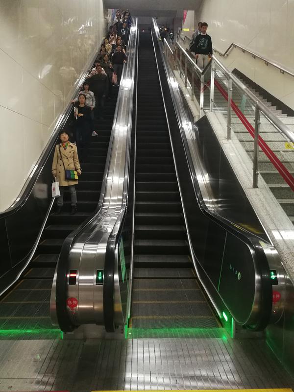 乘扶梯“左行右立”错了?郑州地铁或将取消该提醒
