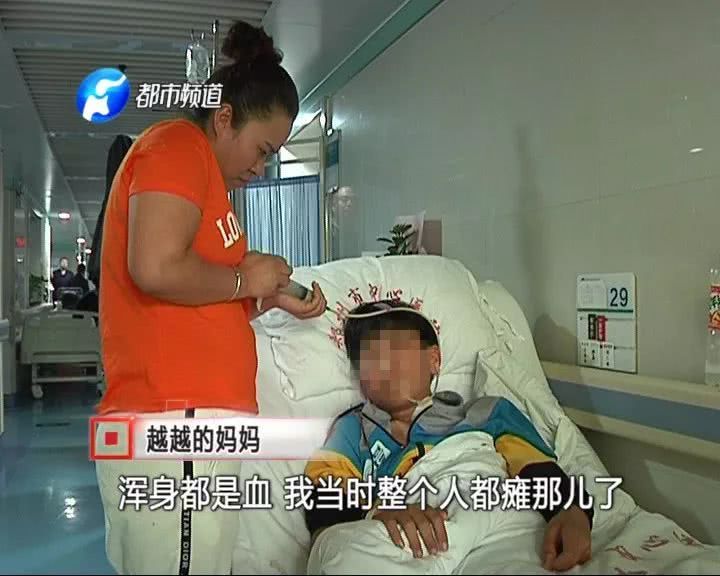 男孩脖子被护栏扎穿 拔出脖子后满身是血