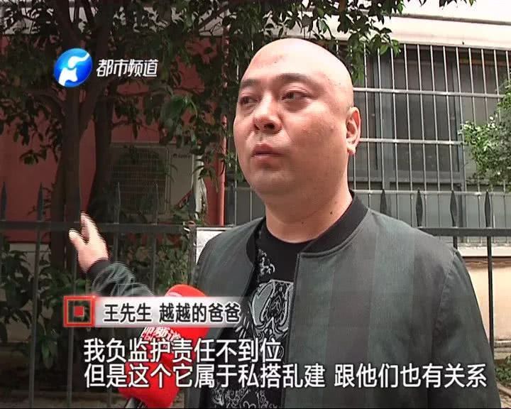 男孩脖子被护栏扎穿 拔出脖子后满身是血