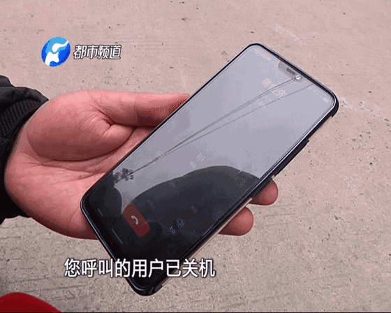 男孩脖子被护栏扎穿 拔出脖子后满身是血