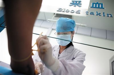 2010年5月，北京艾滋病毒携带者可以进行快速检测。新京报资料图片 韩萌 摄