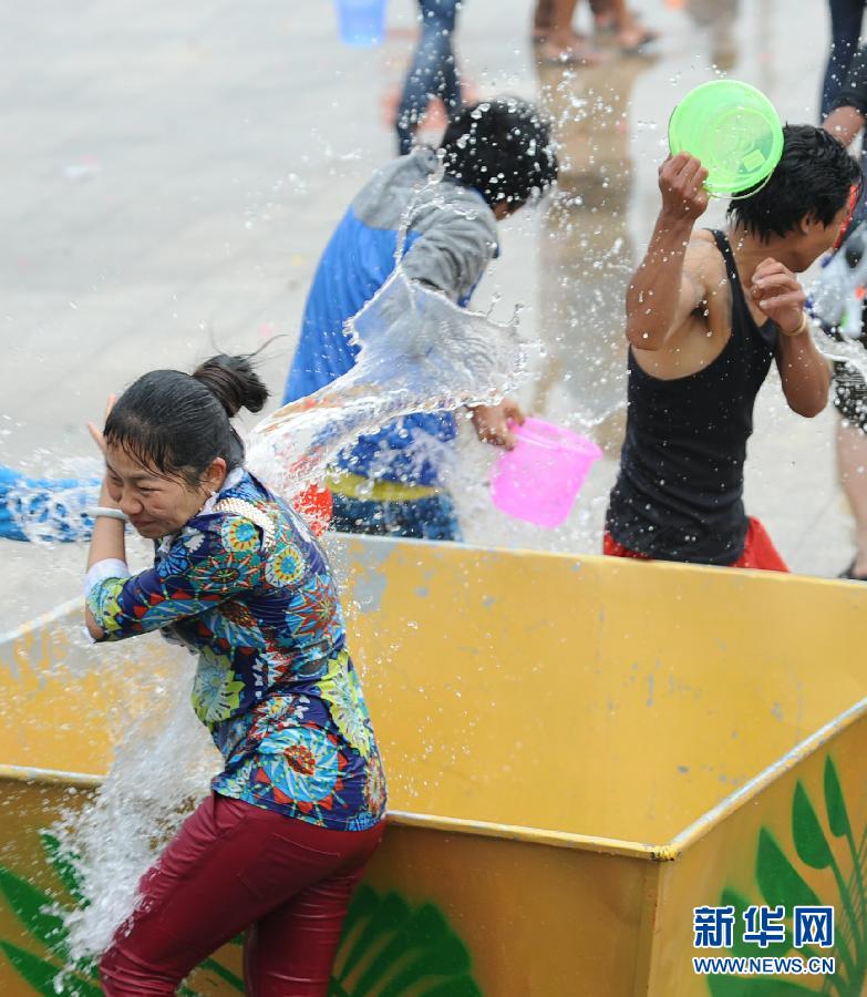 云南省德宏傣族景颇族自治州举行2013国际泼水节