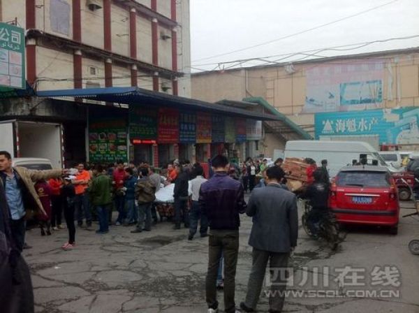 图为当地居民跑出住宅楼避难。据四川在线