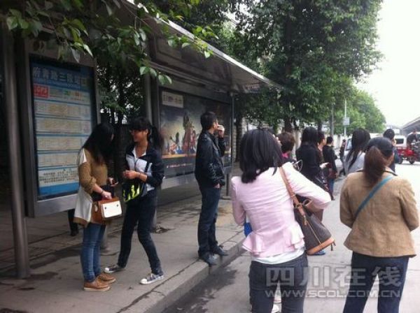 图为当地居民跑出住宅楼避难。据四川在线 图为当地居民跑出住宅楼避难。据四川在线