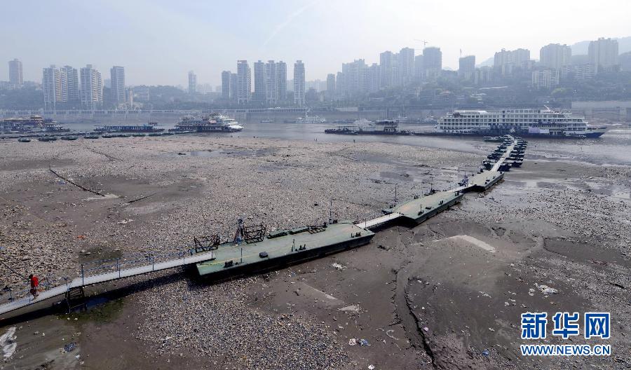 重庆朝天门码头大面积江滩裸露(5月4日摄)。