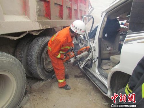 新疆吐和高速公路两车相撞致3死1重伤（图）