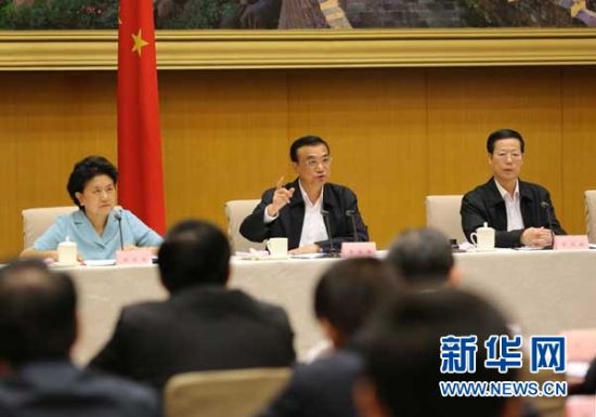 　5月13日，国务院召开全国电视电话会议，动员部署国务院机构职能转变工作。中共中央政治局常委、国务院总理李克强发表讲话。 新华社记者刘卫兵 摄