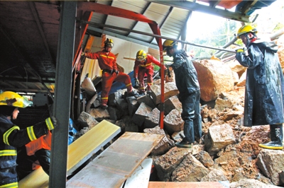 5月16日，消防官兵在山体滑坡事故现场救援。新华社发