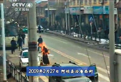 2009年2月27日，一名僧侣在阿坝县洽唐西街自焚。本版图片/央视截图