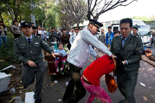 当时在网上疯传的广州城管掐女小贩照片