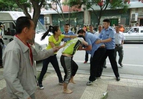 　图为5月31日，延安城管队员暴力执法场面。