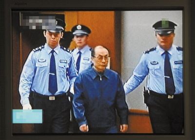 6月9日，刘志军被带入法庭。当日，北京市二中院开庭审理原铁道部部长刘志军受贿、滥用职权案。新华社记者 公磊 摄