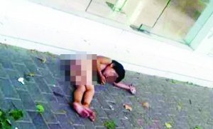 大热天，小女孩赤身躺在马路上