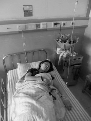 受伤的女下属在医院接受治疗。