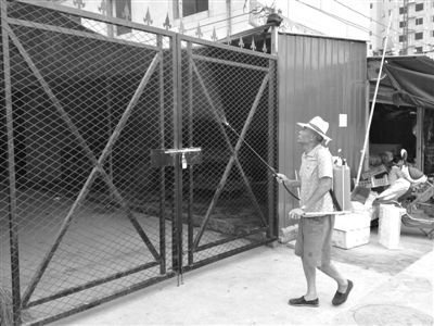 昨日，廊坊麦洼综合农贸市场，一名工作人员正在被关闭的活禽交易区外喷洒消毒水，该市场被检测出H7N9病