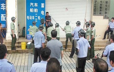 昨日，警方赶到现场制服嫌疑人何某。