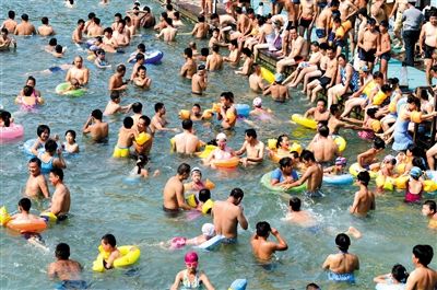 昨日，济南市最高气温超过37℃，位于市区黑虎泉畔的泉水浴场免费开放。