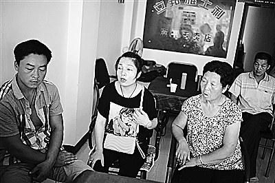 6日，祁某（左一）和家人在富平县城的亲戚家等两个孩子的消息《新京报》供图