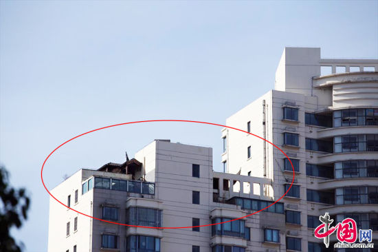 2013年8月14日，江苏苏州苏州市三香大厦高楼18层楼顶东侧阳台上的“苏州园林”式别墅，两座凉亭和两道回廊，飞檐翘角，一派苏州园林的气势。中国网图片库李俊锋摄影