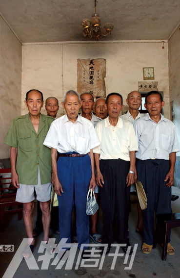 2003年5月，湖南攸县农村的8位志愿军老兵。10年后回访时，其中6人已悄然逝去