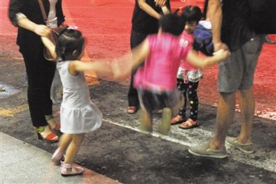 2012年8月1日晚，北京儿童医院，三个来自廊坊的小女孩在玩耍，她们都被幼儿园老板性侵害。本版摄影/新京报记者 尹亚飞